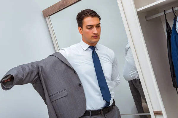 Empresário que se veste para o trabalho — Fotografia de Stock