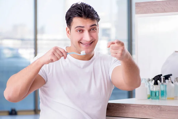 Hombre guapo cepillándose los dientes por la mañana — Foto de Stock