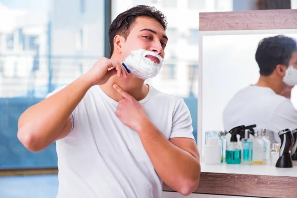 Mladý hezký muž holení v dopoledních hodinách — Stock fotografie