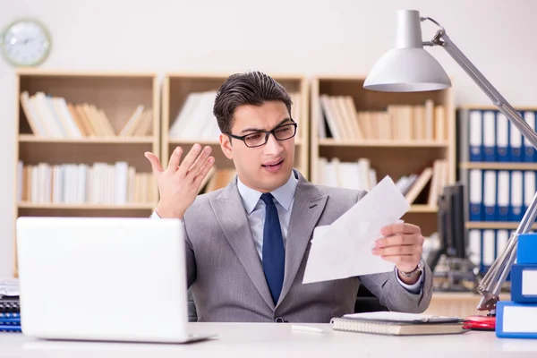 Affärsman som tar emot brev på kontoret — Stockfoto