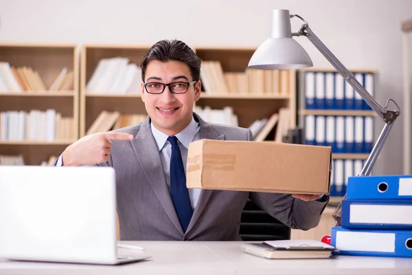 Geschäftsmann erhält Paket im Büro — Stockfoto