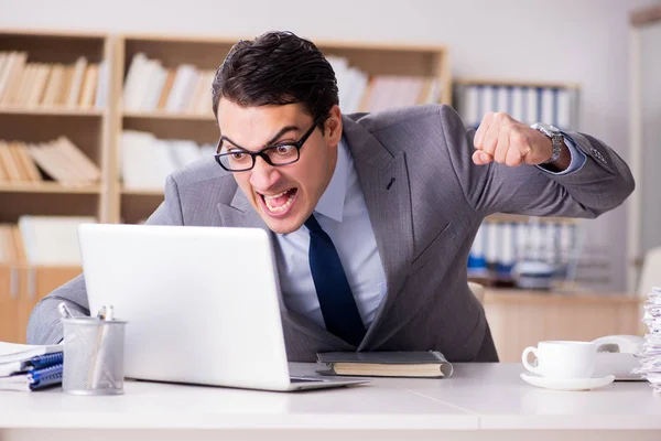 Homem de negócios irritado trabalhando no escritório — Fotografia de Stock