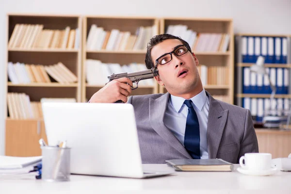 Homem de negócios irritado trabalhando no escritório — Fotografia de Stock