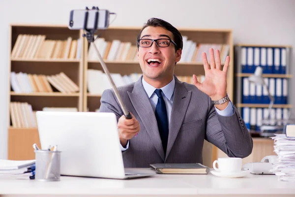 Empresario tomando selfie en la oficina —  Fotos de Stock