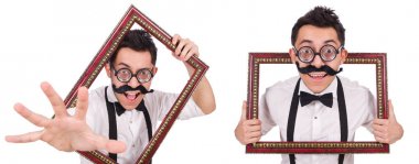 Beyaz izole kare olan genç adam