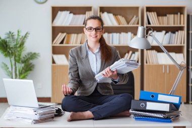 Ofisteki masada oturan kızgın iş kadını.