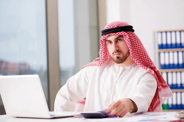 Arabische zakenman aan de computer — Stockfoto