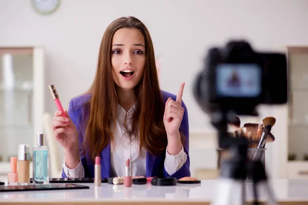 Schönheitsbloggerin nimmt Video für Blog auf — Stockfoto