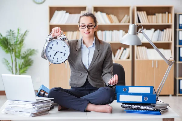 Geschäftsfrau meditiert im Büro — Stockfoto