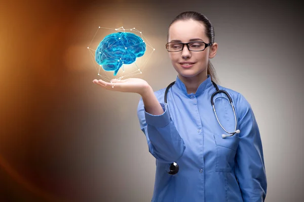 Medico femminile con il cervello nel concetto medico — Foto Stock