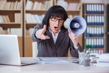 Ofiste çalışan olgun bir iş kadını.