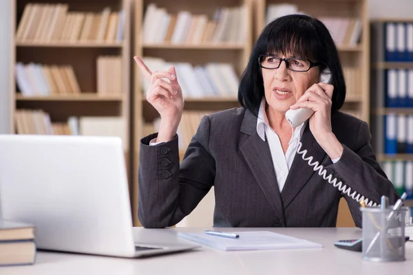 Donna d'affari matura che lavora in ufficio — Foto Stock