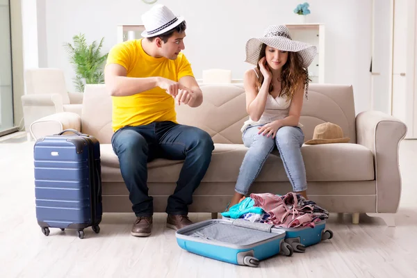 Familia preparando el viaje de vacaciones —  Fotos de Stock