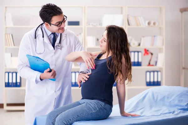 Médico examinando paciente mulher grávida — Fotografia de Stock