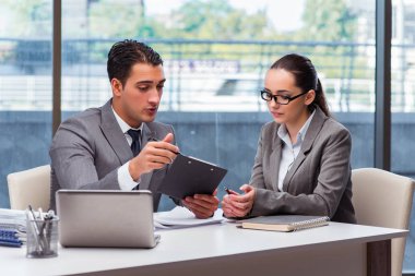 İş adamları ofiste tartışıyorlar.