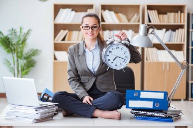 İş kadını ile çalar saat ofiste