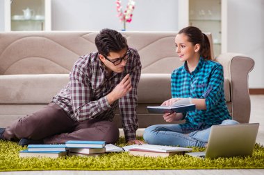 Üniversite sınavlarına hazırlanan öğrenciler