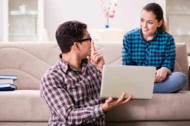 Üniversite sınavlarına hazırlanan öğrenciler