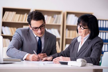 İş çifti ofiste tartışıyor.