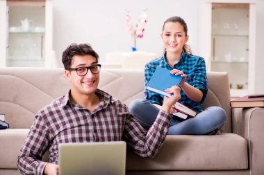 Üniversite sınavlarına hazırlanan öğrenciler