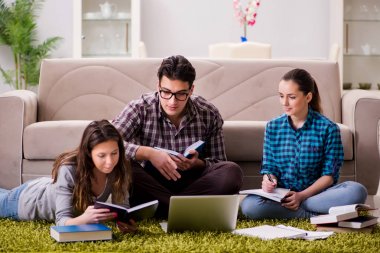 Üniversite sınavlarına hazırlanan öğrenciler