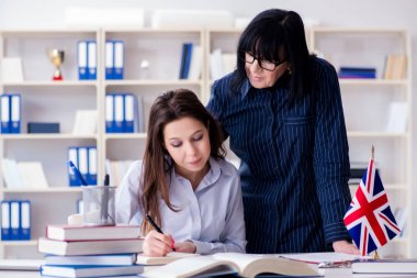 İngilizce dersi sırasında genç yabancı öğrenci