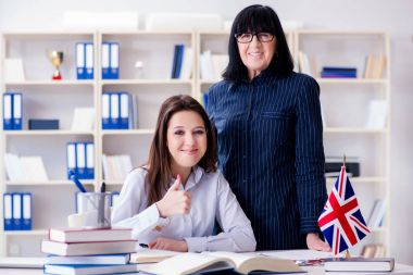 İngilizce dersi sırasında genç yabancı öğrenci