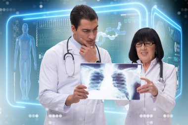 iki doktor x-ray görüntü arıyor