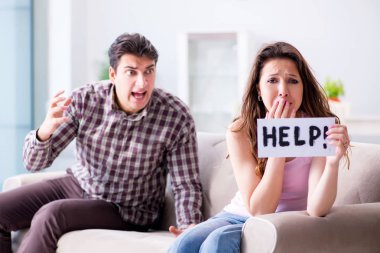 Parçalanmış ilişki konseptinde genç bir aile