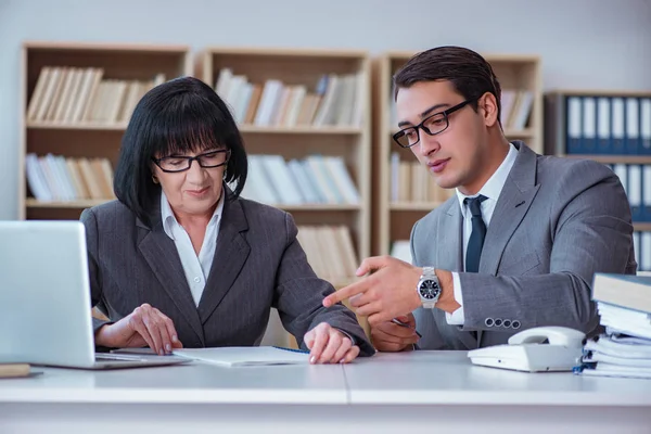 Empresarios teniendo discusión de negocios en la oficina — Foto de Stock