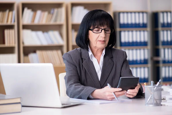 Donna d'affari matura che lavora in ufficio — Foto Stock