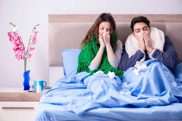Sjuk fru och man i sängen hemma — Stockfoto