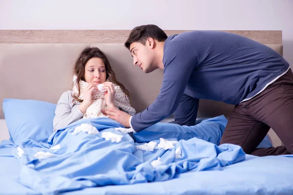 Evde hasta kocayla ilgilenen bir eş.