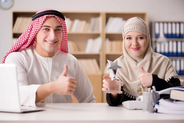 Пара арабських чоловіків і жінок — стокове фото