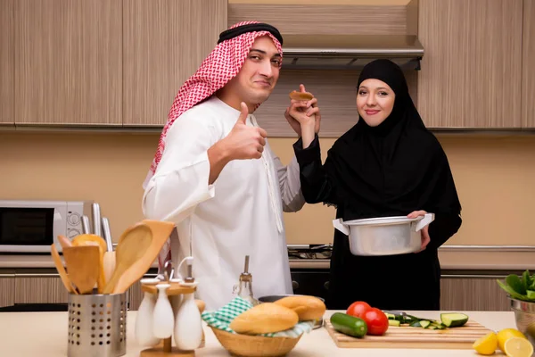 Genç Arap ailesi mutfakta. — Stok fotoğraf
