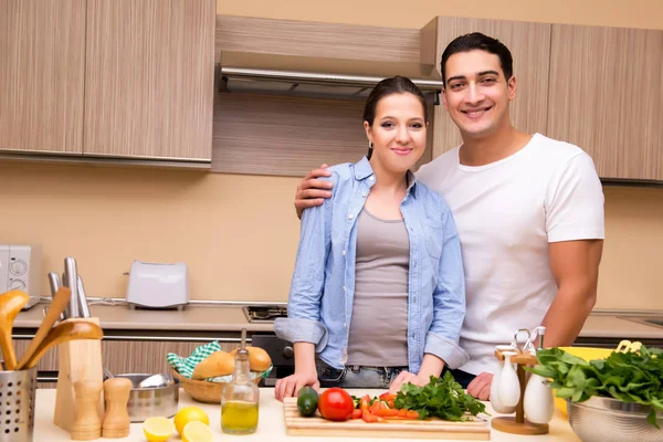 Junge Familie in der Küche — Stockfoto