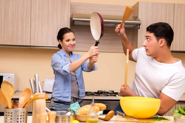 Jovem família fazendo luta engraçada na cozinha — Fotografia de Stock