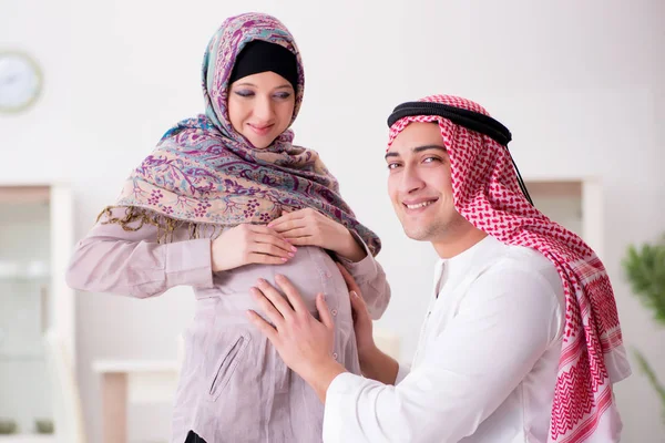 Mladý arabský muslim rodina s těhotnou ženou čeká dítě — Stock fotografie
