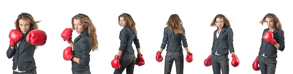 Mujer joven con guantes de boxeo aislados en blanco —  Fotos de Stock