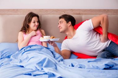 Süper kahraman koca yatakta.