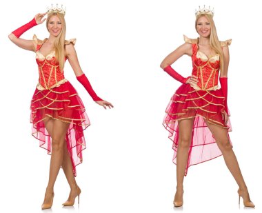 Kırmızı elbiseli kadın beyaz giyindi.