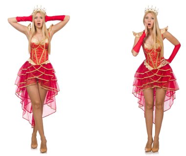 Kırmızı elbiseli kadın beyaz giyindi.