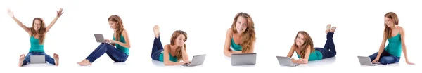 Jonge vrouw werkt op laptop — Stockfoto