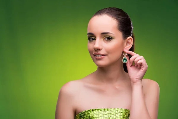 Junge Frau im Schönheitskonzept auf grünem Hintergrund — Stockfoto