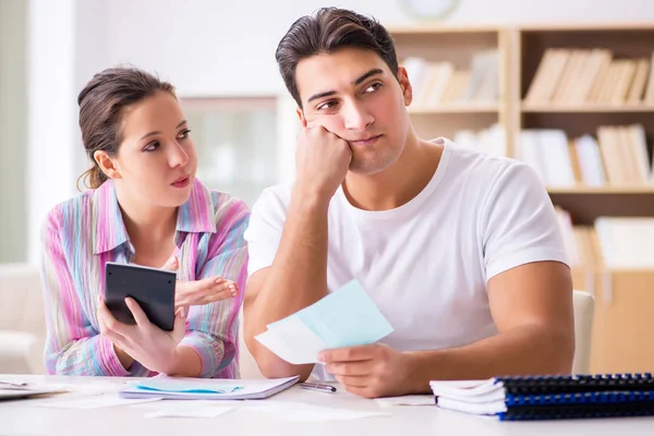 Jonge familie discussieert over gezinsfinanciën — Stockfoto