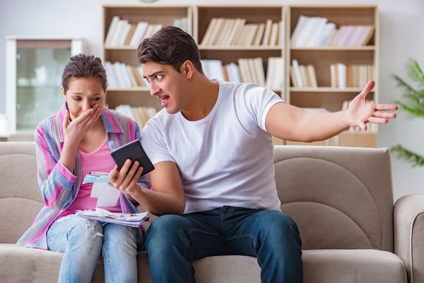 Familia joven discutiendo finanzas familiares — Foto de Stock