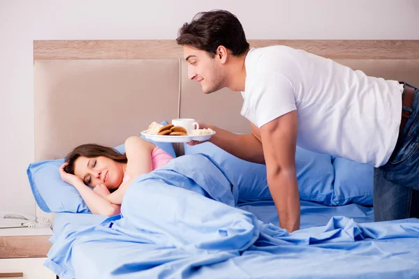 Felice famiglia che fa colazione a letto — Foto Stock