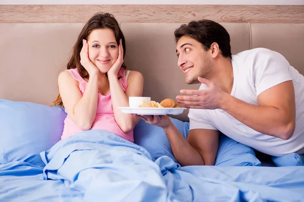 Glückliche Familie frühstückt im Bett — Stockfoto