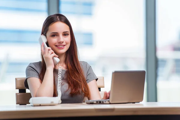 Jovem mulher falando no telefone no escritório — Fotografia de Stock