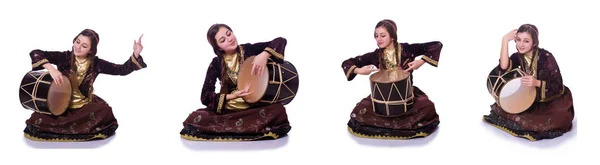 Mladá ázebájdžánština žena hrající tradiční buben nagara — Stock fotografie